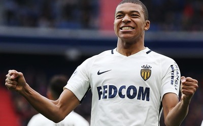 澳队体育快讯-克鲁格这球顶得对方没脾气